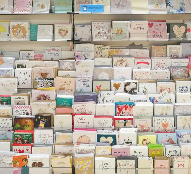 kartki z życzeniami na półce